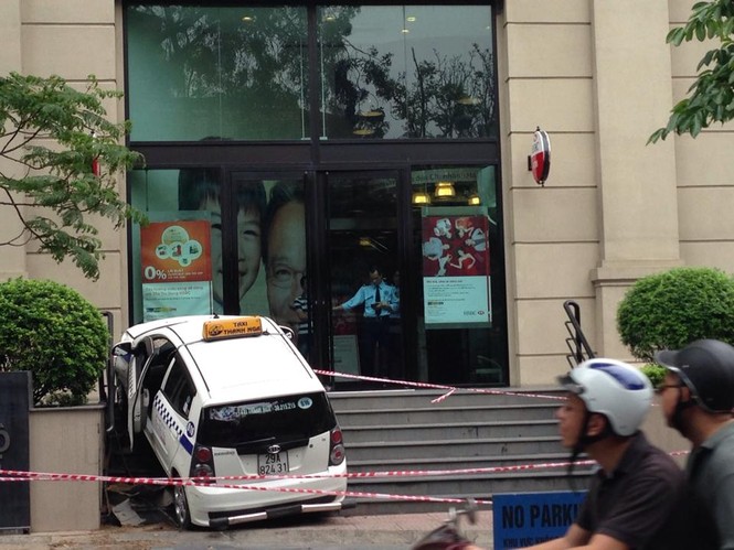 Xe taxi kéo lê cụ ông, lao lên bậc thang tòa nhà - ảnh 1